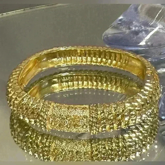 Vintage Jewelry - $6 Add-On ✅Women’s Gold tone metal hinged bangle  bracelet